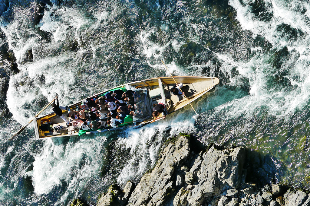 保津峡の舟下りと紅葉 (渓谷の紅葉)